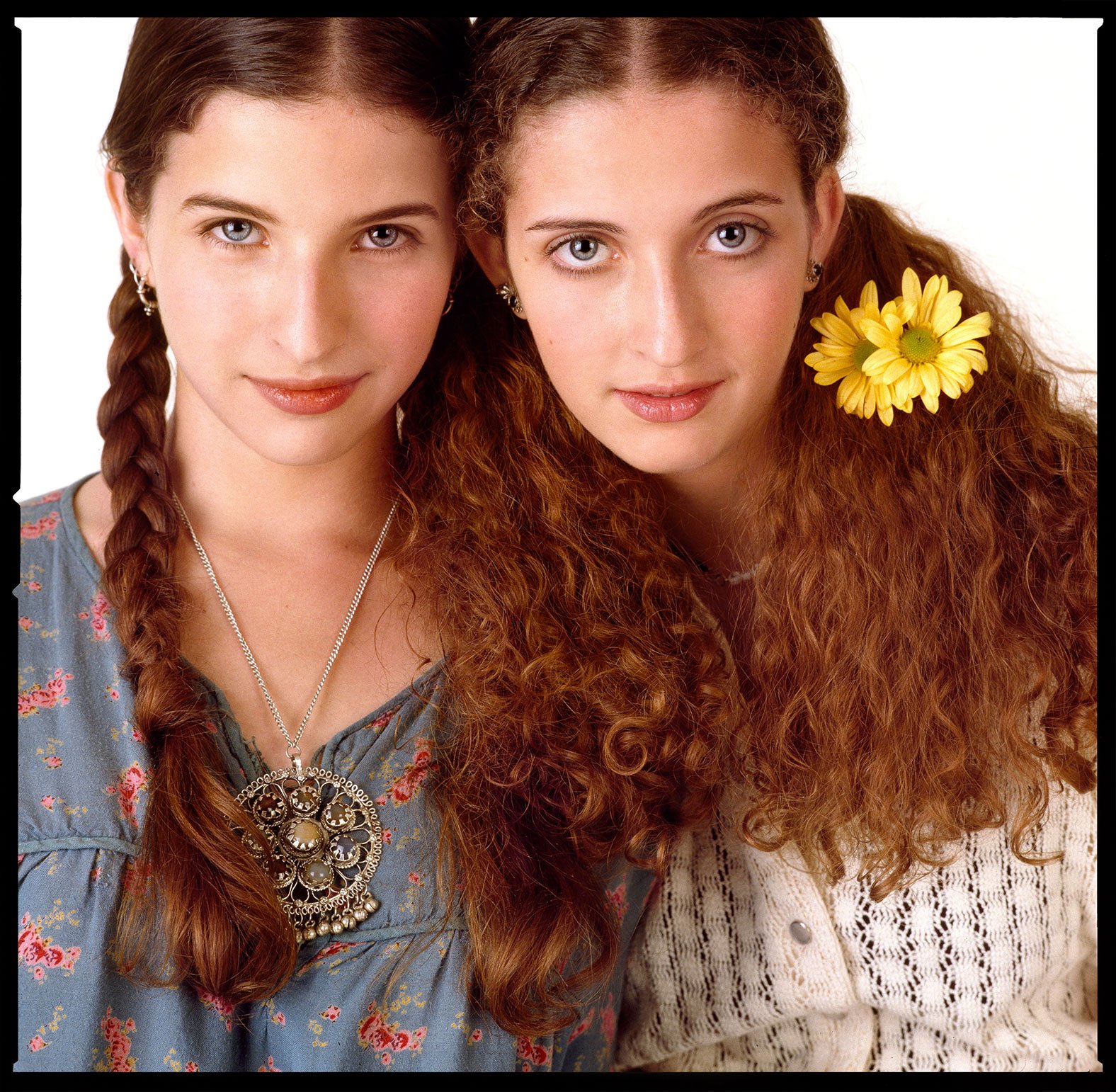 07-Highschool-Kids-Girls-with-FLower